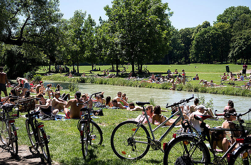 Der Eisbach im Englischen Garten: Einer der Hotspots bei gutem Wetter. (Archivbild)