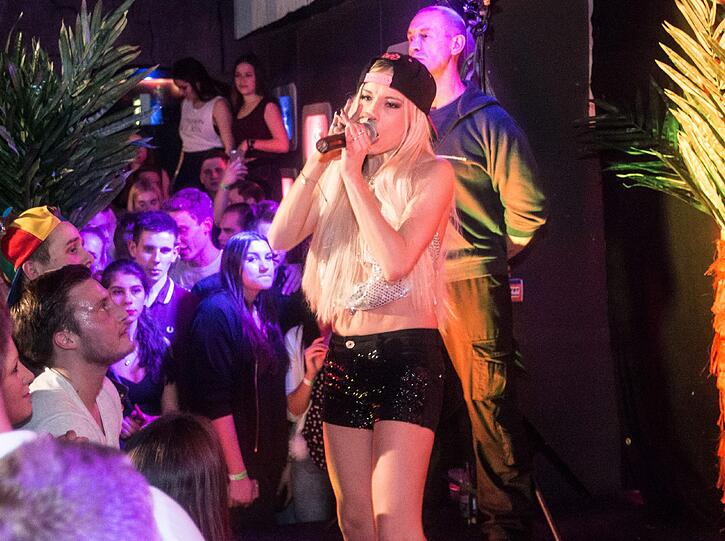 Malle-Partykönigin Mia Julia heizte den Feierwütigen im Kulturhaus in Taufkirchen so richtig ein.