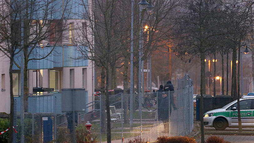 Der Morgen danach: Polizisten auf dem Gelände der Unterkunft.