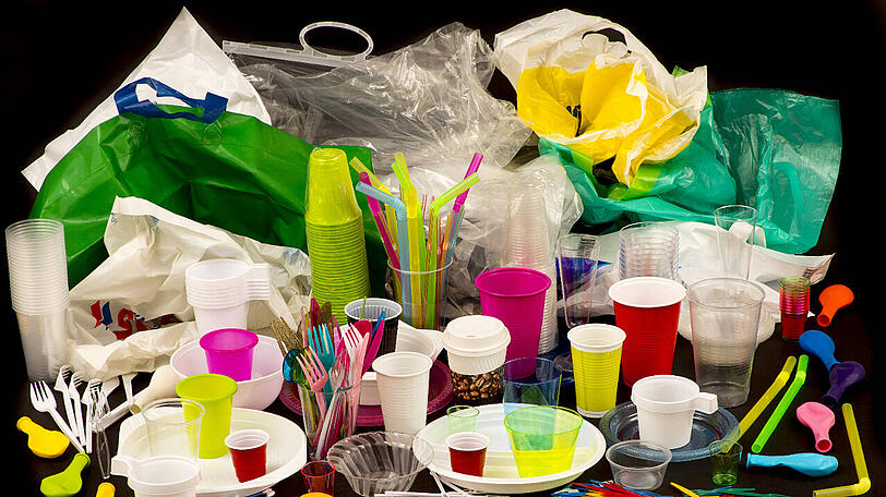 Ein Haufen bunter Plastikmüll: Was auf der Party gut ausschauen mag, ist für die Umwelt eine Katastrophe.