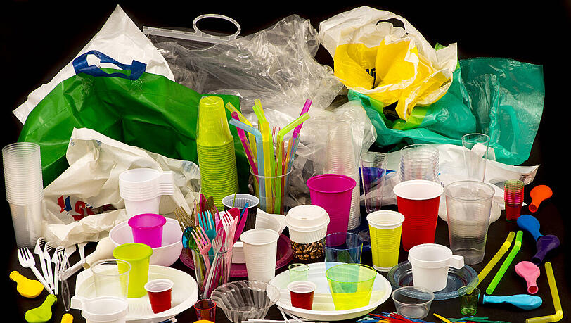 Ein Haufen bunter Plastikmüll: Was auf der Party gut ausschauen mag, ist für die Umwelt eine Katastrophe. Ein Haufen bunter Plastikmüll: Was auf der Party gut ausschauen mag, ist für die Umwelt eine Katastrophe.