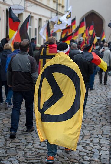 Eine Demonstration der sogenannten Identiären Bewegung, einer neurechten Strömung. Ideologien solcher Organisationen finden mehr Anklag in der gesellschaftlichen Mitte, zeigt eine neue Studie.