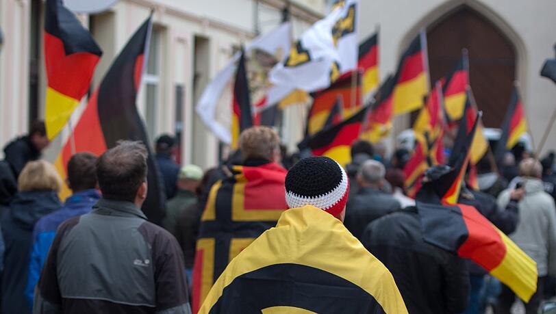 Eine Demonstration der sogenannten Identiären Bewegung, einer neurechten Strömung. Ideologien solcher Organisationen finden mehr Anklag in der gesellschaftlichen Mitte, zeigt eine neue Studie. Eine Demonstration der sogenannten Identiären Bewegung, einer neurechten Strömung. Ideologien solcher Organisationen finden mehr Anklag in der gesellschaftlichen Mitte, zeigt eine neue Studie.