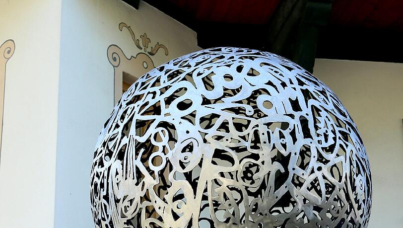 Kunstvoll gestaltet: Die Kugel am "augenart" in der Sollner Straße. Kunstvoll gestaltet: Die Kugel am "augenart" in der Sollner Straße.