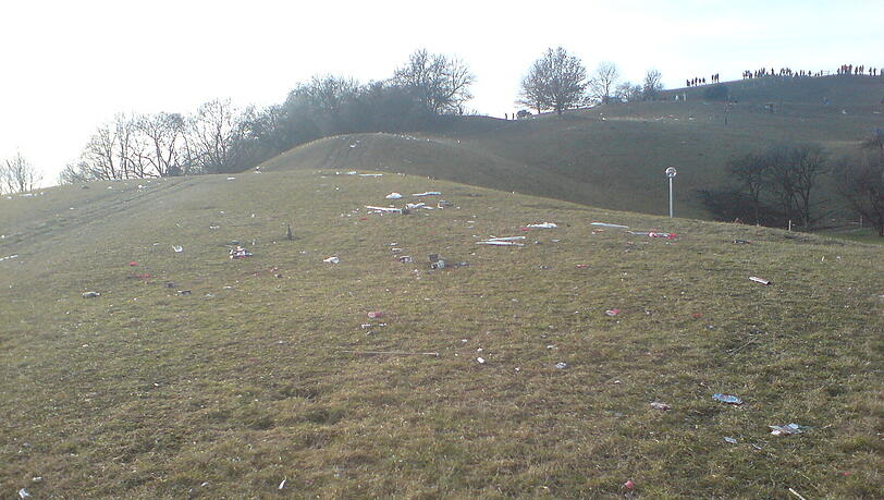 Der Olympiaberg ist an Neujahr übersäht mit Müll. Der Olympiaberg ist an Neujahr übersäht mit Müll.
