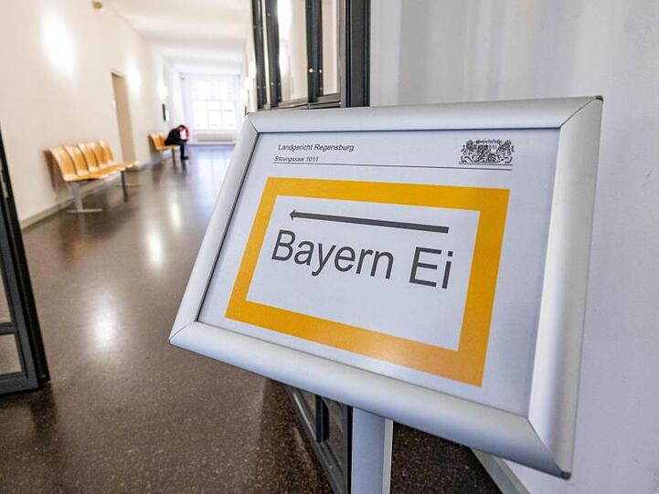 "Bayern Ei" steht auf einem Hinweisschild im Landgericht. Foto: Armin Weigel/dpa