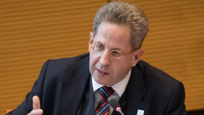 Hans-Georg Maaßen bei der Diskussionsveranstaltung des "Berliner Kreises": "Es sind keine Hit-Teams, die den Islamismus bei uns regelmäßig verbreiten." Hans-Georg Maaßen bei der Diskussionsveranstaltung des "Berliner Kreises": "Es sind keine Hit-Teams, die den Islamismus bei uns regelmäßig verbreiten."