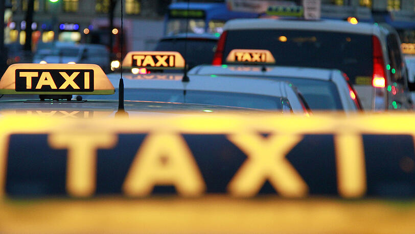 Taxis stehen an einem Taxistand in München. (Archivbild)