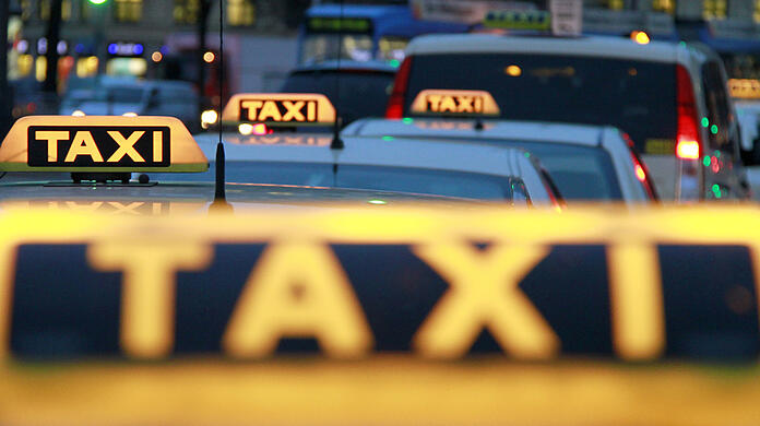 Taxis stehen an einem Taxistand in München. (Archivbild)