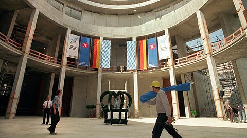 Die Pinakothek der Moderne kurz vor dem Richtfest.