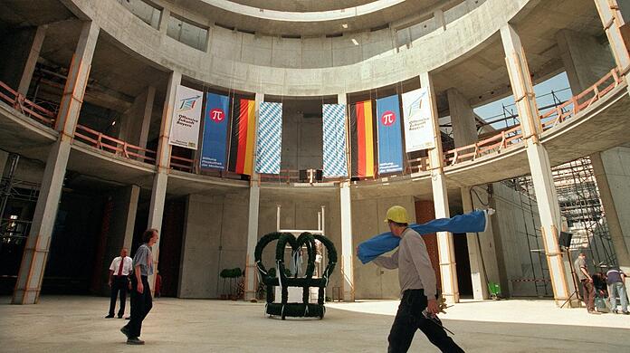 Die Pinakothek der Moderne kurz vor dem Richtfest.