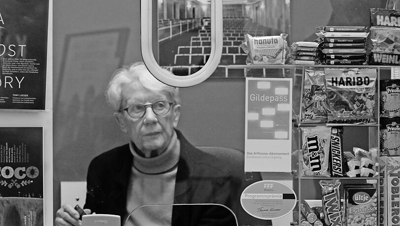 Marlies Kirchner in der Kinokasse des Theatiner Filmkunst.