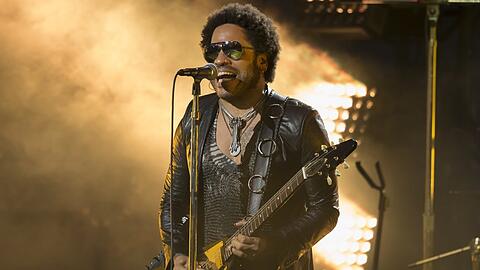 Lenny Kravitz performt bei den Oscars 2023.