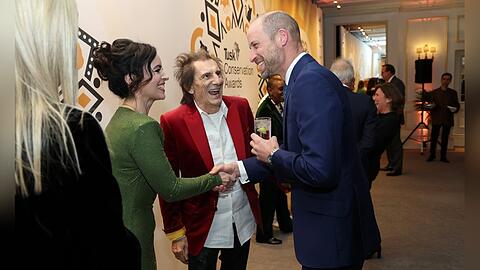 Prinz William mit Ron Wood und dessen Ehefrau Sally. Prinz William mit Ron Wood und dessen Ehefrau Sally.