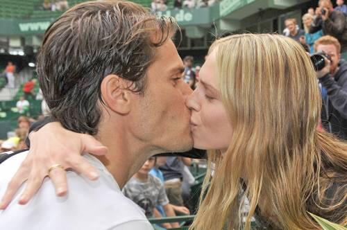 Süßer Lohn für den Turniersieg in Halle für Tommy Haas: Ein Kuss von Freundin Sara.