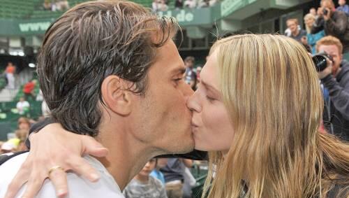 Süßer Lohn für den Turniersieg in Halle für Tommy Haas: Ein Kuss von Freundin Sara. Süßer Lohn für den Turniersieg in Halle für Tommy Haas: Ein Kuss von Freundin Sara.