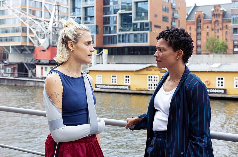 Ihre unerwartete Schwangerschaft bringt auch Les' (Mala Emde) bisherige Beziehung mit Roya (Gina Haller) ins Wanken. Kann zwischen ihnen mehr laufen als eine Freundschaft Plus?