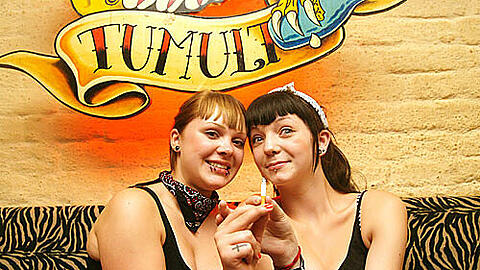 Julie (li.) und Nina: Vom Rauchverbot halten sie nichts