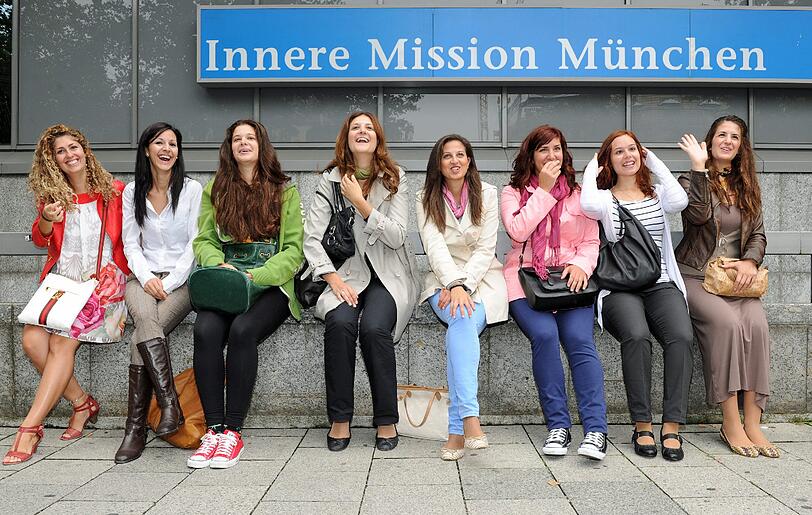 Acht griechische Erzieherinnen vor dem Gebäude der Inneren Mission in München: Die jungen Frauen sind zwischen dreinundzwanzig und dreißig Jahren wurden von der Inneren Mission wegen Erziehermangels als neue Mitarbeiter angeworben.