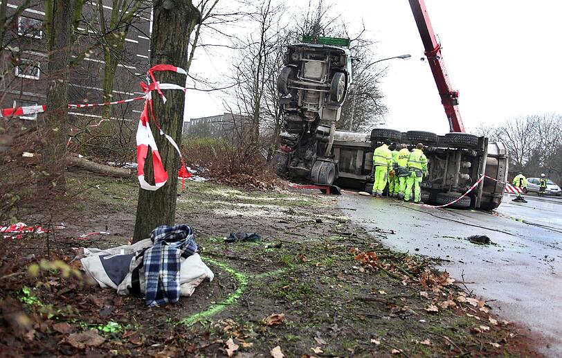 Die Bilder vom Unfall: In Duisburg ist ein Lkw in eine Bushaltestelle gekracht.