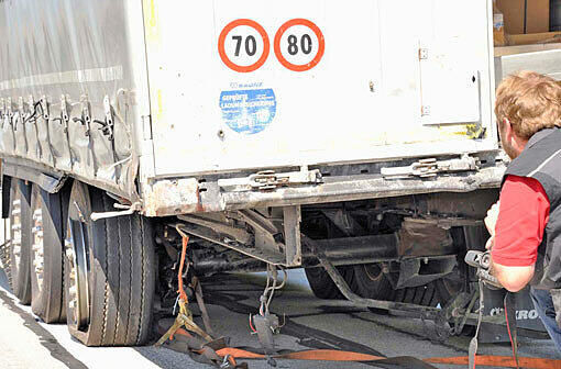 In diesen Lkw krachte der Unfallfahrer mit seinem BMW.