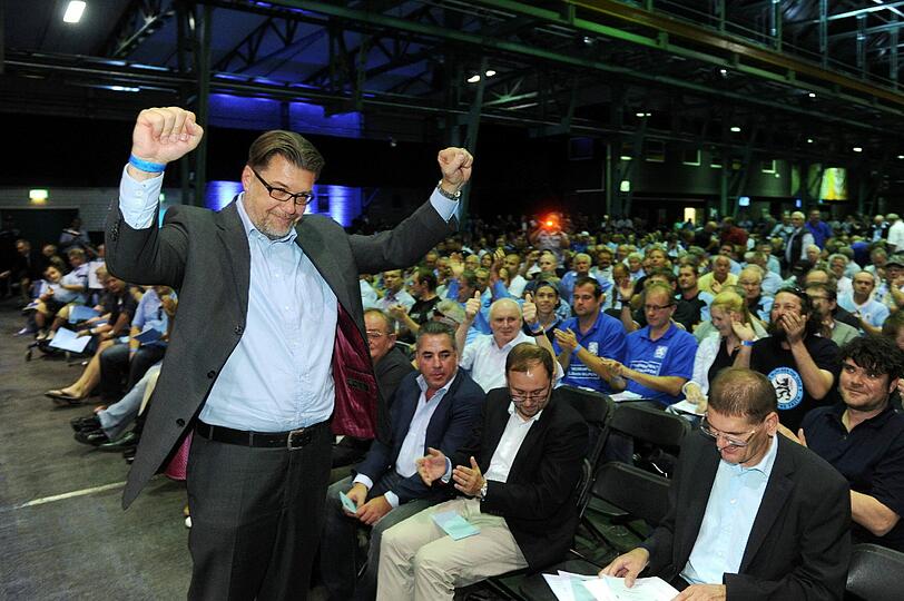 Er lässt sich feiern: Gerhard Mayrhofer nach seiner Wahl zum neuen 1860-Präsidenten. Foto: Tobias Hase