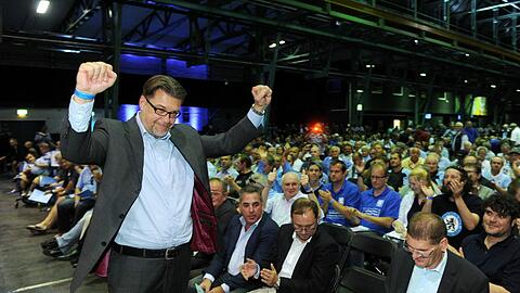 Er lässt sich feiern: Gerhard Mayrhofer nach seiner Wahl zum neuen 1860-Präsidenten. Foto: Tobias Hase
