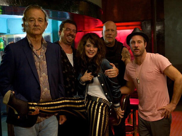 Zooey Dechanel mit ihren Kollegen vom Film "Rock the Kasbah"
