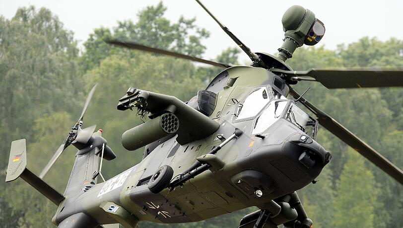 Der Kampfhubschrauber "Tiger" - bekannt aus dem James-Bond-Film "Goldene Eye" muss alle 25 Flugstunden zur Inspektion. Der Kampfhubschrauber "Tiger" - bekannt aus dem James-Bond-Film "Goldene Eye" muss alle 25 Flugstunden zur Inspektion.