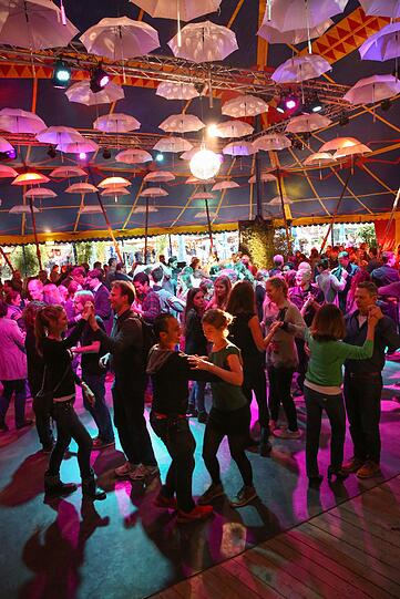 Für alle, die Musik nicht nur hören, sondern sich auch zu dieser bewegen wollen, gibt es die Tanzbar. Profitänzer zeigen, wie es geht: Heiße Salsa-Shows, fetziger Jive oder anschmiegsamer Kizomba, hier sind alle Facetten des Paartanzes zu erlernen. Eine super Möglichkeit, kostenlos erste Basics zu üben! Ab 22 Uhr gibt es dann die Silent Disco. Still ist diese Disco nur für die, die keine Kopfhörer aufhaben, denn die Musik kommt hier via Funk &ndash; emissionsarm und lustig zugleich.
