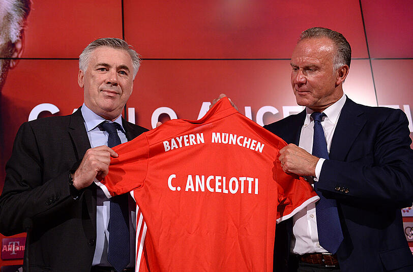 Vorstandsboss Karl-Heinz Rummenigge überreicht Ancelotti ein Bayern-Trikot.