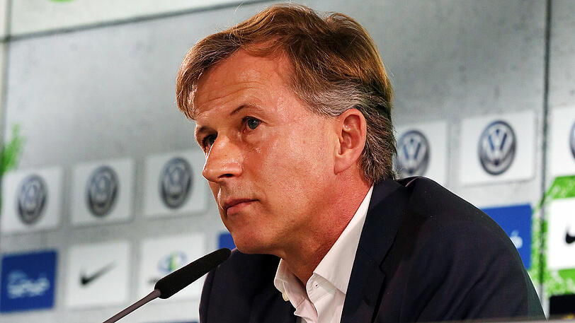 "Wir müssen hier ein kleines Problem lösen", sagte Andries Jonker bei seiner Vorstellung als neuer Hoffnungsträger des VfL Wolfsburg. Das "kleine" Problem: den kriselnden deutschen Meister von 2009 vor dem drohen Absturz in die 2. Liga retten.
