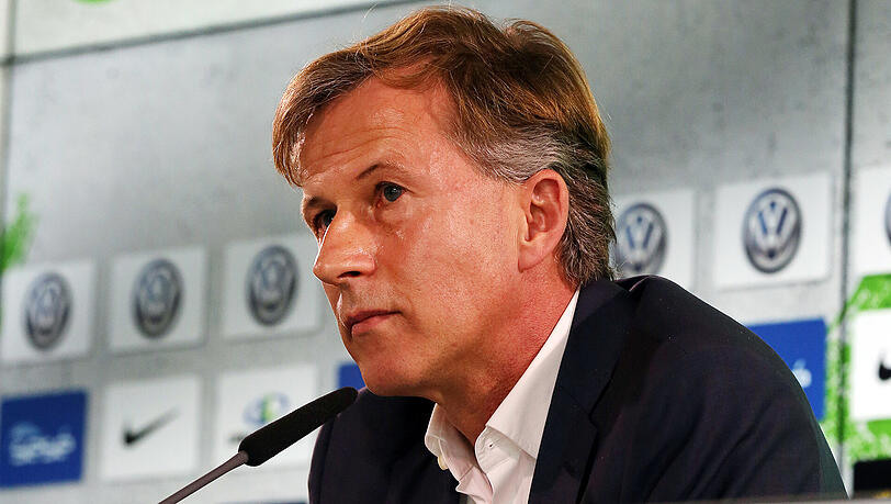 "Wir müssen hier ein kleines Problem lösen", sagte Andries Jonker bei seiner Vorstellung als neuer Hoffnungsträger des VfL Wolfsburg. Das "kleine" Problem: den kriselnden deutschen Meister von 2009 vor dem drohen Absturz in die 2. Liga retten.