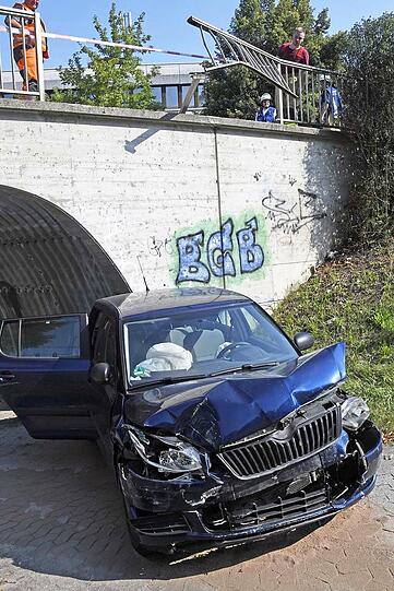Nach dem Sturz aus vier Metern kam das Auto wieder auf den Rädern zum Stehen. Die drei Insassen wurden verletzt.