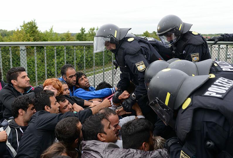 Konfrontation mit der Polizei. Auf einer Brücke in Dachau schreitet die Polizei ein und umzingelt die Flüchtlinge.