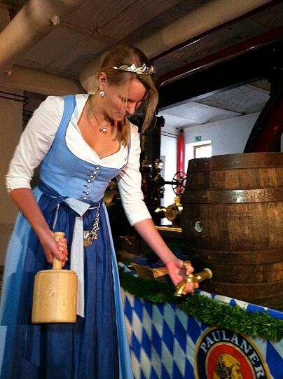 Bierkönigin Marlene Speck nimmt am Fassl Maß. . .
