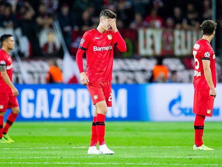 Die Spieler von Bayer Leverkusen hadern mit der Niederlage gegen Lokomotive Moskau.