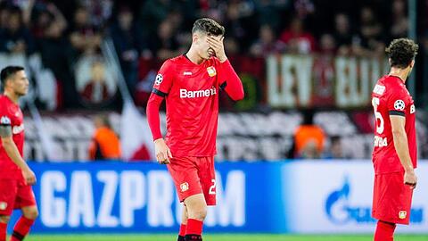 Die Spieler von Bayer Leverkusen hadern mit der Niederlage gegen Lokomotive Moskau.