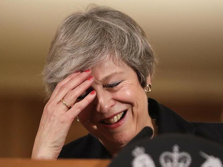 Zum Lachen oder zum Weinen? Die britische Premierministerin Theresa May steht von allen Seiten unter größtmöglichem Druck.