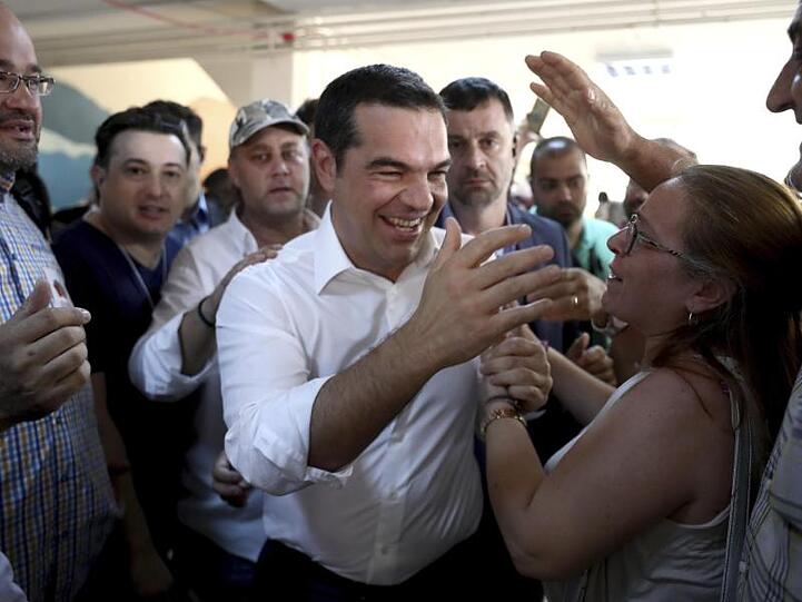 Ministerpräsident und Syriza-Chef Alexis Tsipras begrüßt Anhänger vor einem Wahllokal.