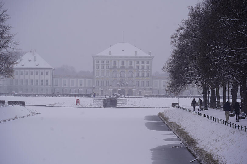 Ein aktuelles Foto vom Mittwoch: Der teilweise vereiste Kanal am Nymphenburger Schlosspark.