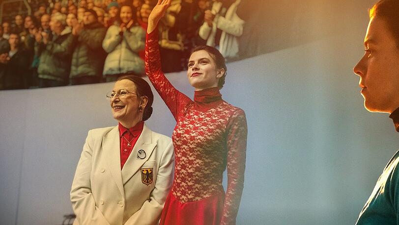 "Kati - eine Kür, die bleibt": Trainerin Frau Müller (Dagmar Manzel) und ihr Eiskunstlaufschützling Katarina "Kati" Witt (Lavinia Nowak).