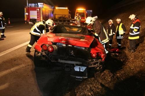 Abwrack-Auto: Feuerwehrmänner holen den Spider aus dem Straßengraben.: