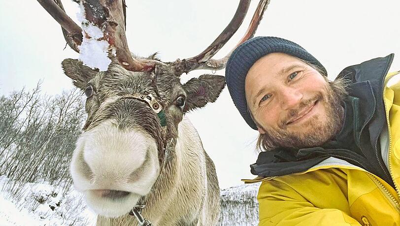 Selfie mit Rentier: Sebastian Str&ouml;bel macht bei "Terra X"-Doku Bekanntschaft mit mehreren Tieren.