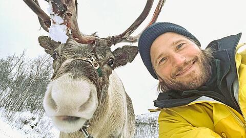 Selfie mit Rentier: Sebastian Str&ouml;bel macht bei "Terra X"-Doku Bekanntschaft mit mehreren Tieren.