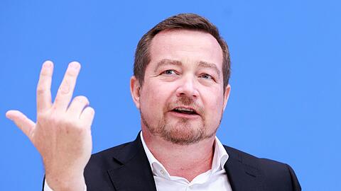 Der Polizeibeauftragte des Bundes, Uli Gr&ouml;tsch (SPD), sah den Taser fr&uuml;her kritisch, hat seine Meinung aber inzwischen ge&auml;ndert. (Archivfoto)