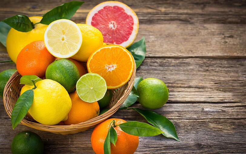 Neben Grapefruits sind auch Zitronen und Organen tolle Anti-Aging-Fr&uuml;chte. Reiben Sie sich f&uuml;r einen strahlenden Teint morgens den frisch gepressten Saft ins Gesicht. Die Vitaminbomben werden daf&uuml;r sorgen, dass freie Radikale abgefangen werden.