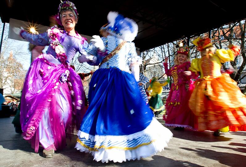So feiert München Fasching auf dem Viktualienmarkt - sehen Sie hier die Bilder...