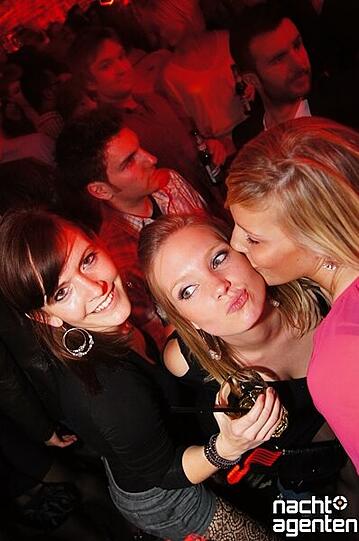 Knutschen erlaubt in der 089-Bar. Mehr Bilder unter:  www.nachtagenten.de