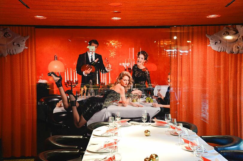 Die Fotoinstallation verändert optisch die Architektur des Restaurants.